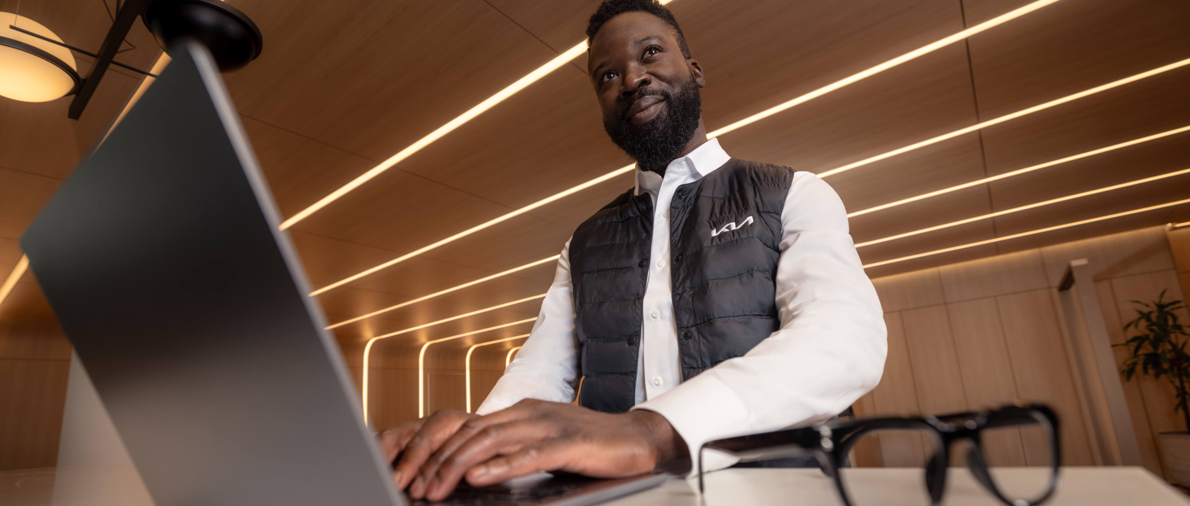 Digitalisierte Lösungen, Kia Service-Mitarbeiter am Laptop