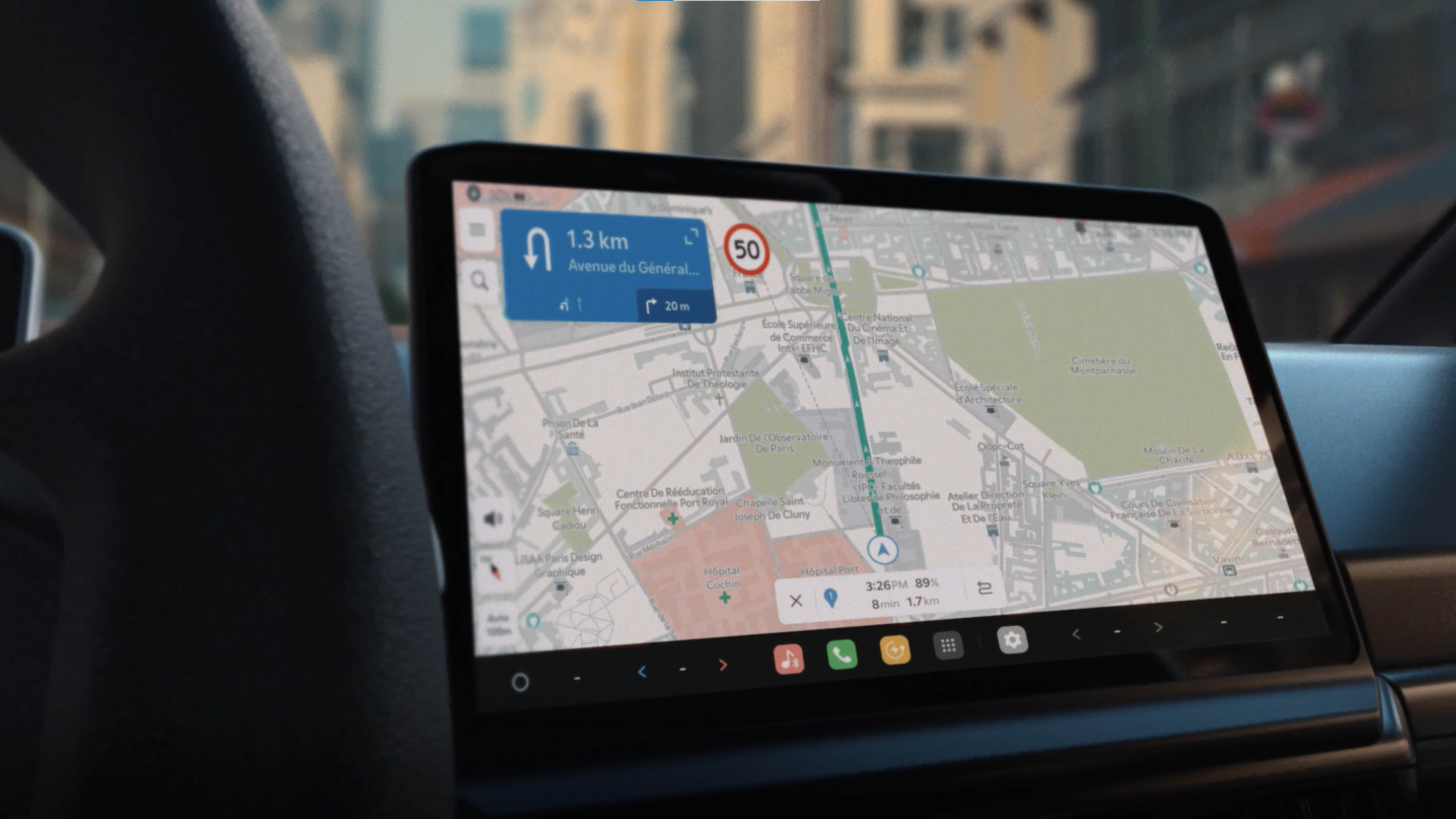 Kia PBV Touchscreen-Display im Fahrzeug mit Navigationskarte und Schnittstelle zum Kia-App-Markt